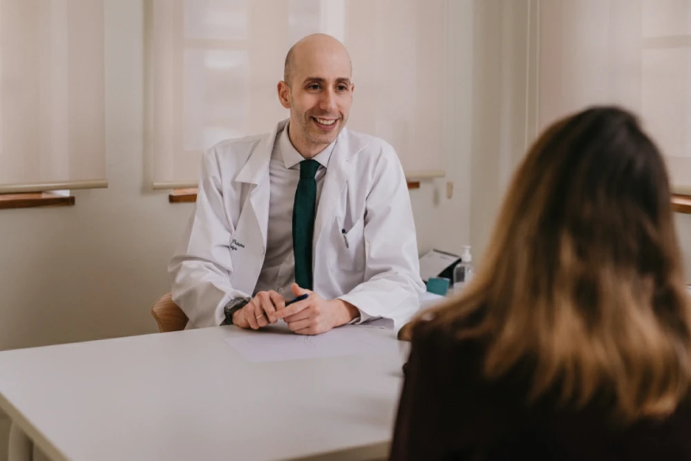 dermatologo especialista acne hormonal gijon